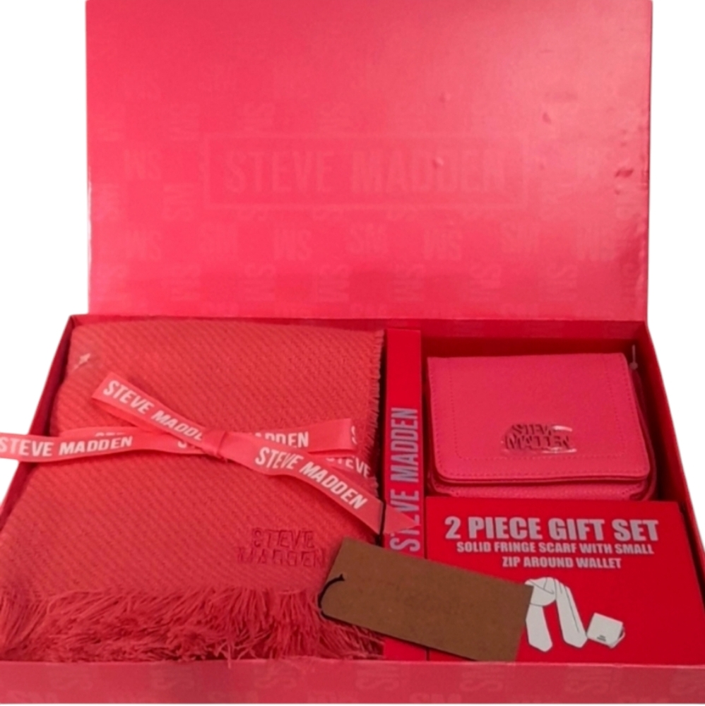 New STEVE MADDEN 2 Piece Gift Set Zip Wallet Fringe Scarf